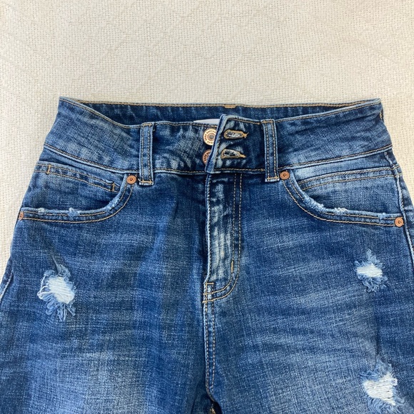 KanCan High-waisted Capri Jeans| Distressed Denim NWOT. Size 1/24. Small. - Picture 8 of 11
